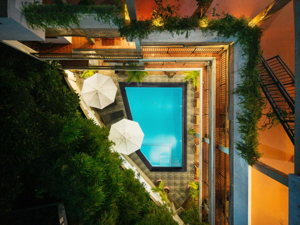 an overhead view of a swimming pool with umbrellas at Luminara Sky Lounge with Pool near Ahangama Beach in Ahangama