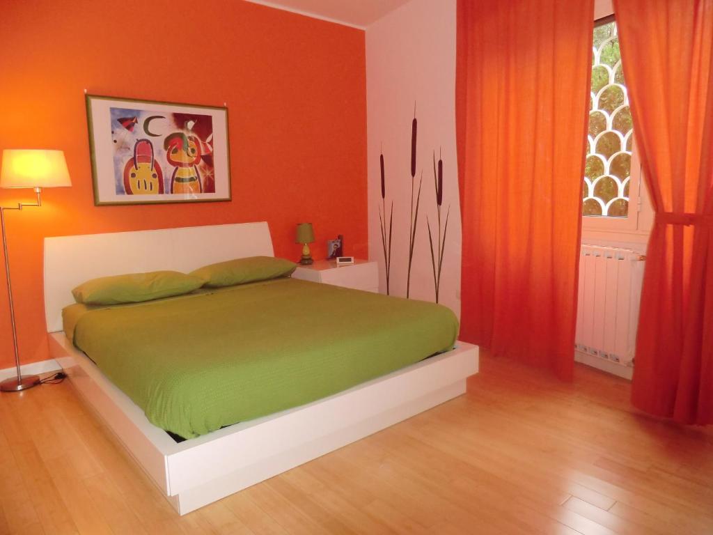 チボリにあるIl Giardino di Alisaのベッドルーム1室(オレンジ色の壁のベッド1台付)