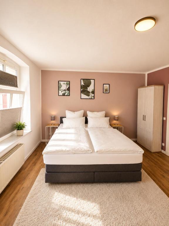 a bedroom with a large bed in a room at Stilvolles Altbau-Apartment in zentraler Lage mit Workspace in Schwerin