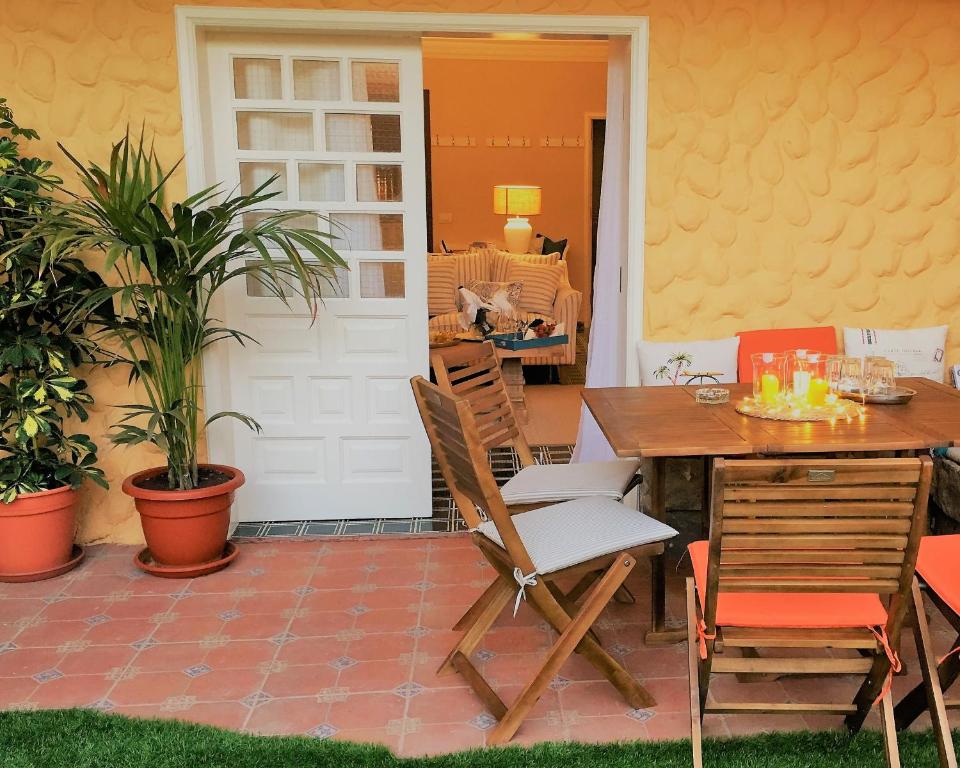 インヘニオにあるVilla Strelitzia Gran Canariaの木製テーブルと椅子付きのパティオ