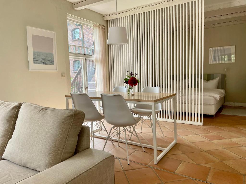 a living room with a table and chairs and a couch at Ferienwohnung EINS Hof Himmelgrün in Saal