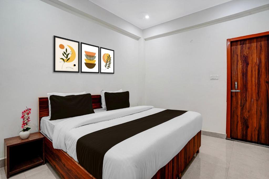 a bedroom with a large bed in a room at Hotel O rudra paradise in New Delhi