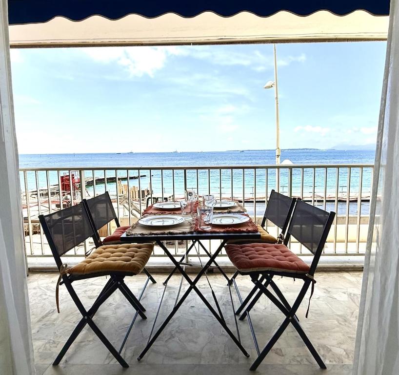 a table on a balcony with a view of the ocean at Rives dor 1C in Juan-les-Pins