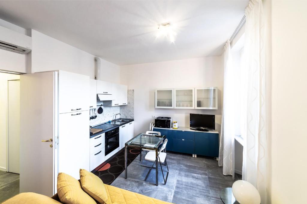 eine Küche mit einem Sofa und einem Tisch in einem Zimmer in der Unterkunft Blue sky in Mailand