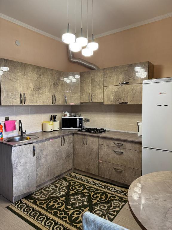 a kitchen with a sink and a refrigerator at MdomIK in Chok-Tal