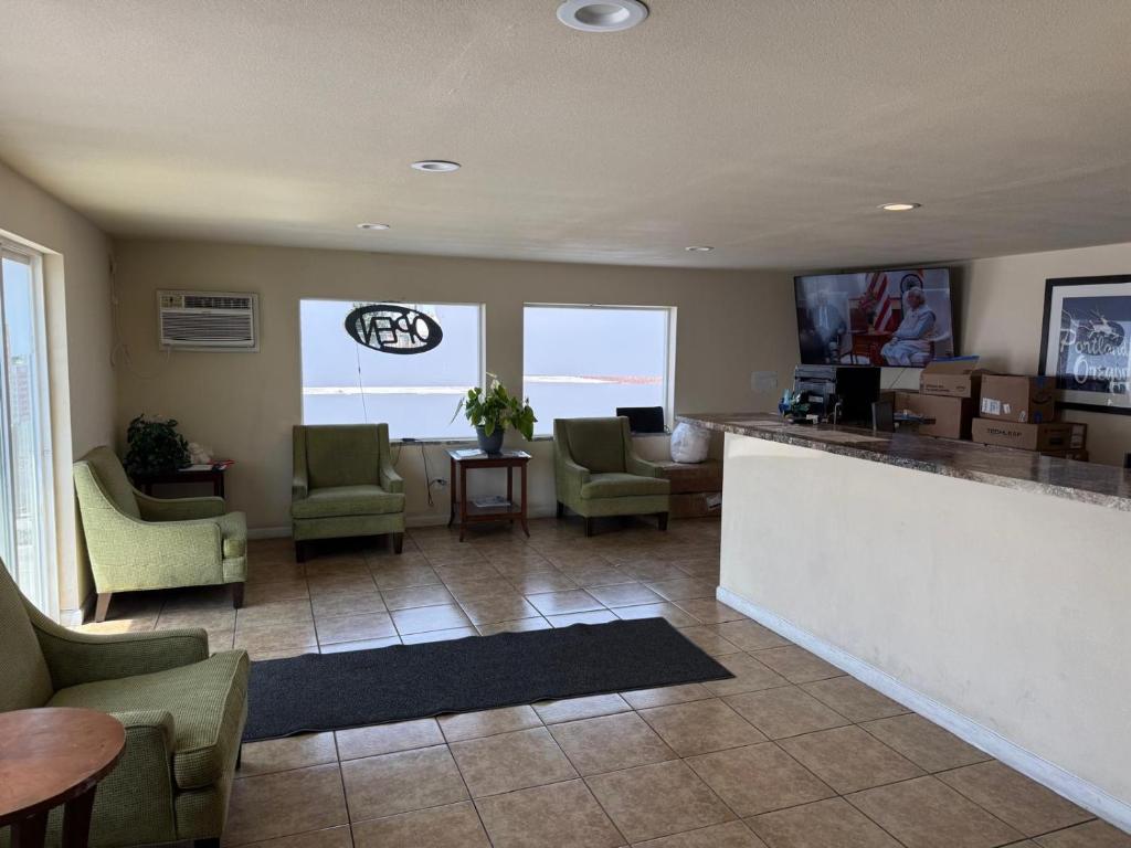 a waiting room with chairs and a bar in a hospital at Sunshine Motel in Yakima