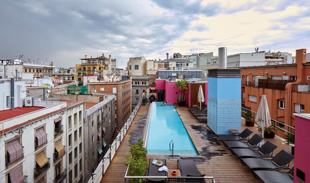 Výhled na bazén z ubytování Hotel Barcelona Catedral nebo okolí