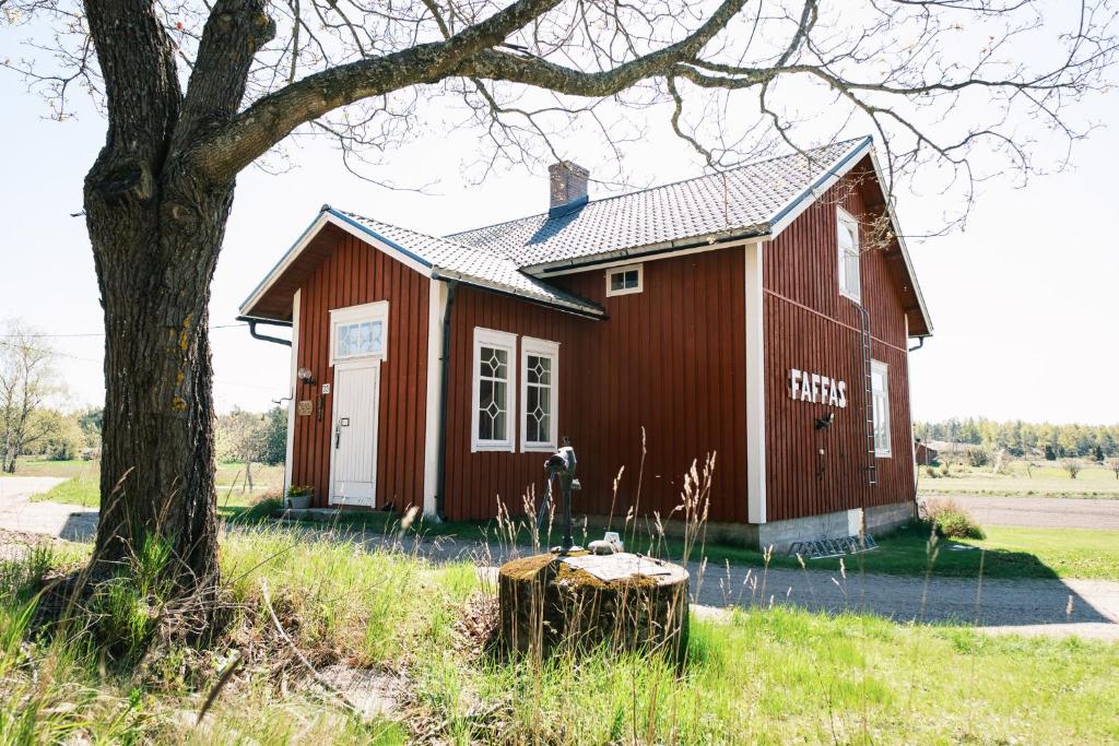 a red house with a tree in front of it at Faffas in Österretais