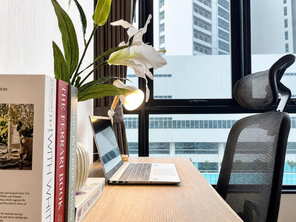 Workspace evidence from Walk to BTS l Large 49sqm l Near Iconsiam