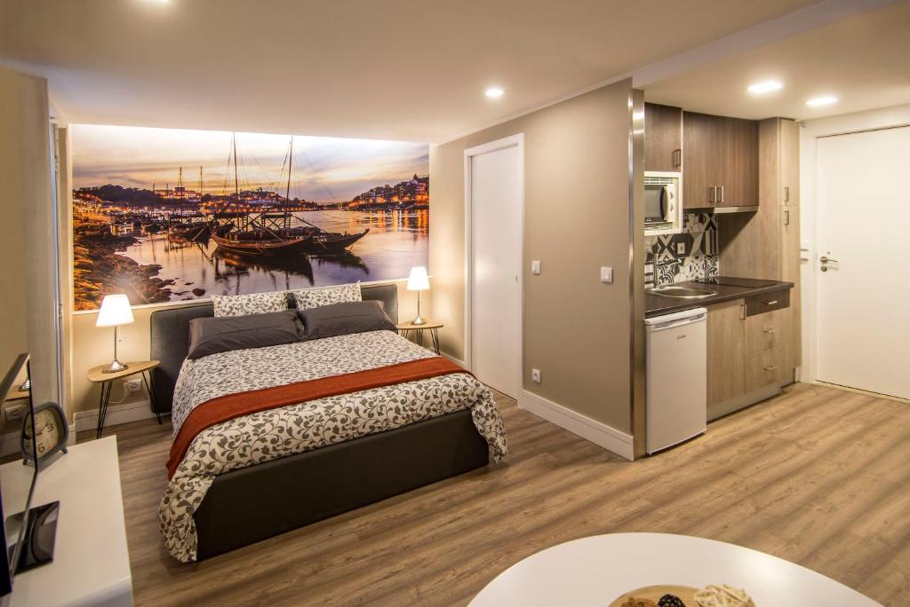 Schlafzimmer mit einem Bett mit Wandgemälde in der Unterkunft Welcome to My City 3 in Porto