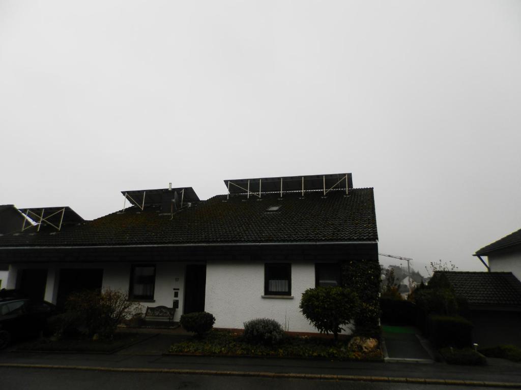 une maison blanche avec des panneaux solaires sur le toit dans l'établissement Saar-Mosel-Tal, à Konz