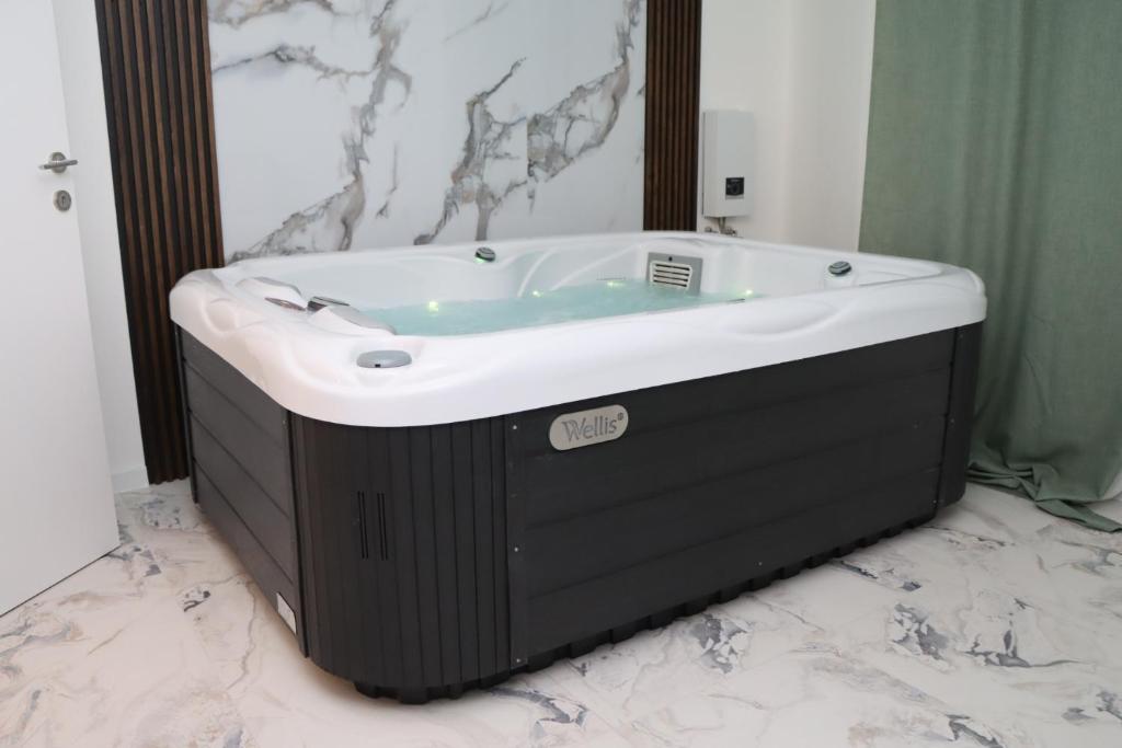 a large bath tub in a bathroom at Om relax apartman in Prijedor