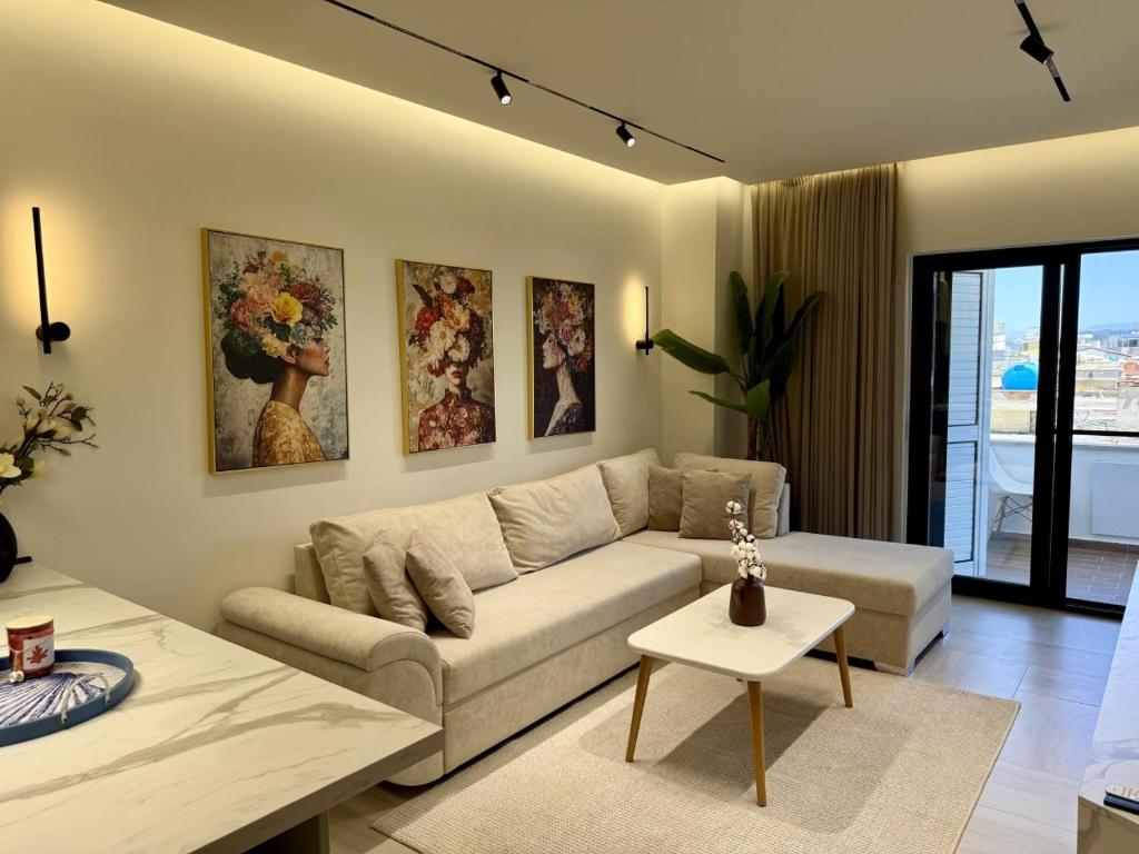 a living room with a couch and a table at Marevista Escape in Golem