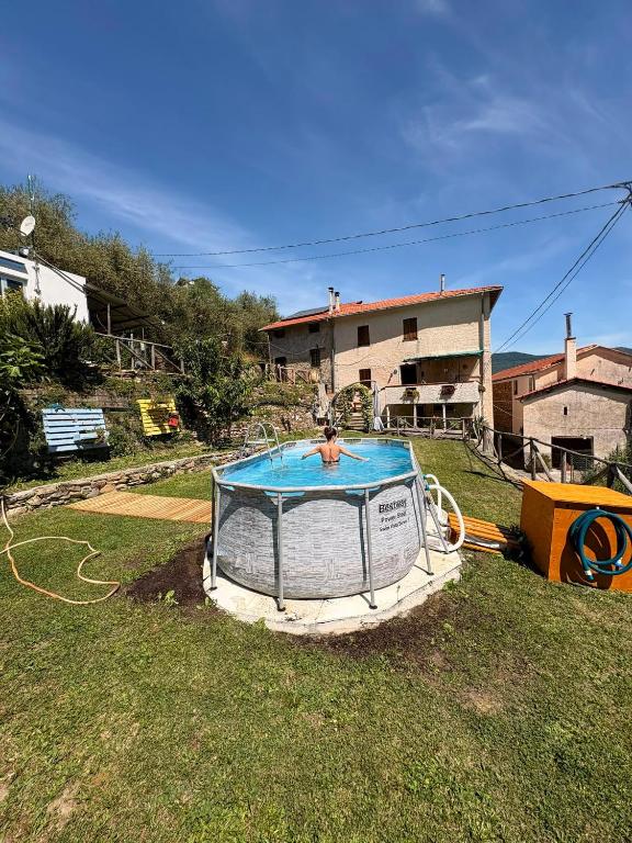 a person in a pool in a yard at Câ de Bacî in Vessalico