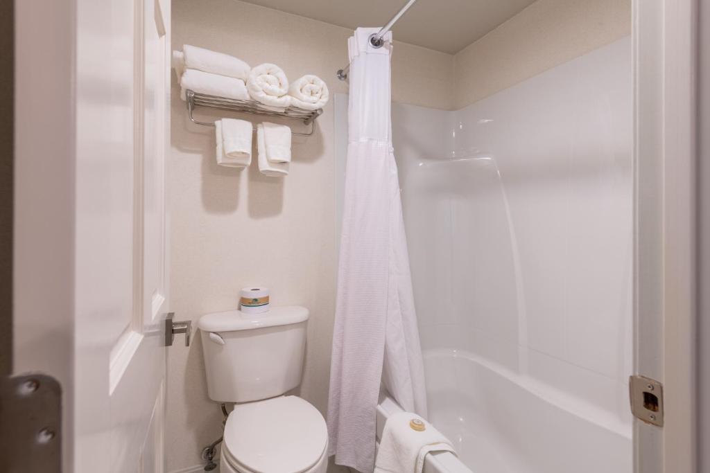 Meadowmere Resort - 
