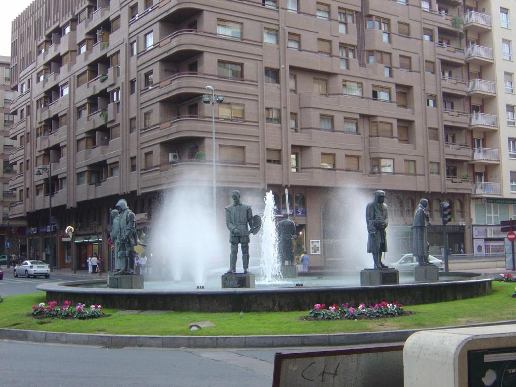ログローニョにあるApartamento Gran Via Logroñoの建物前の噴水