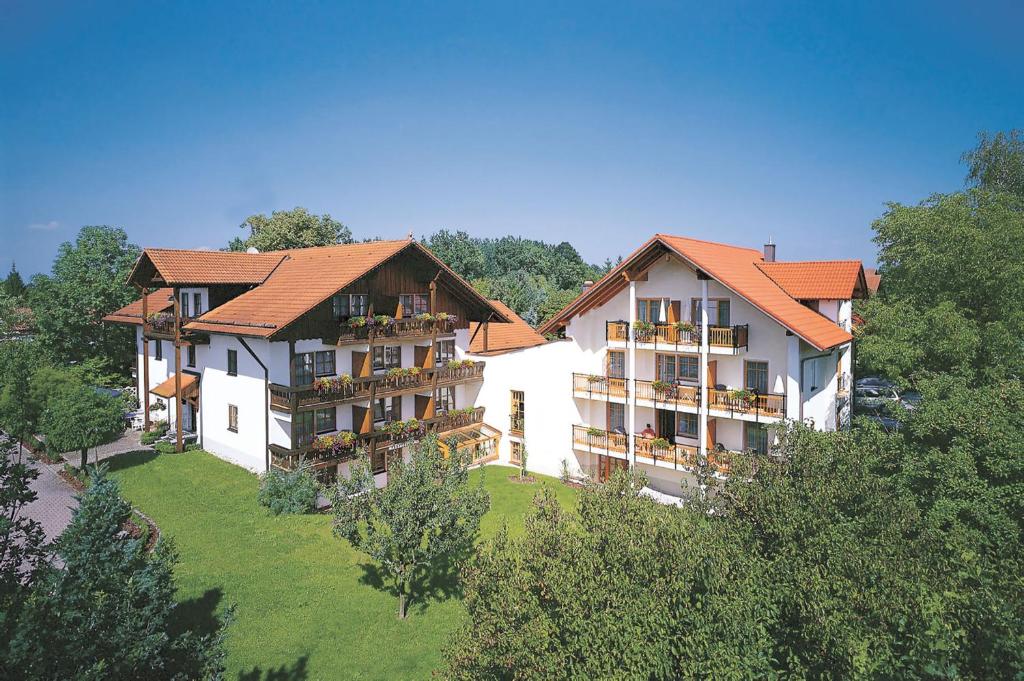 een groot gebouw bovenop een heuvel met bomen bij Appartementhaus Silvia in Bad Füssing