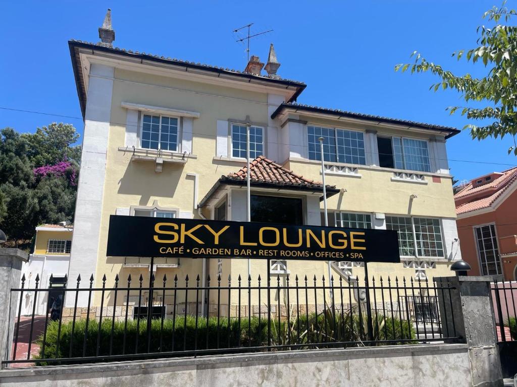 a building with a sign that reads sky lounge at Residencial Sky Lounge in Lisbon
