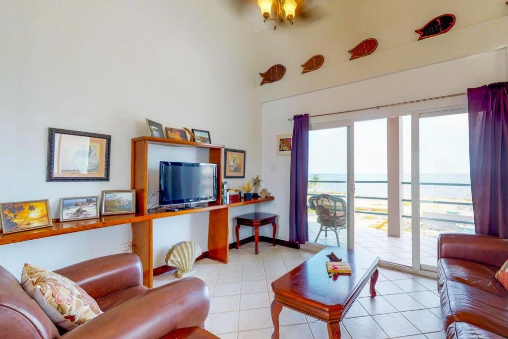 a living room with a couch and a television at Suite E303 Mara Laguna in San Pedro
