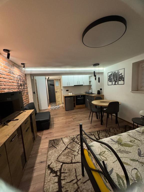 a living room with a kitchen and a dining room at Apartament M1 w centrum Wiela in Wiele