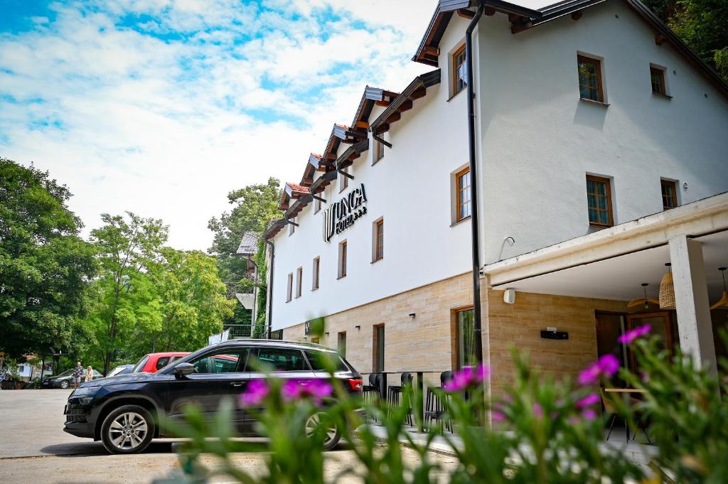 Ein schwarzer Lastwagen parkte vor einem Gebäude in der Unterkunft Hotel Unca in Jajce