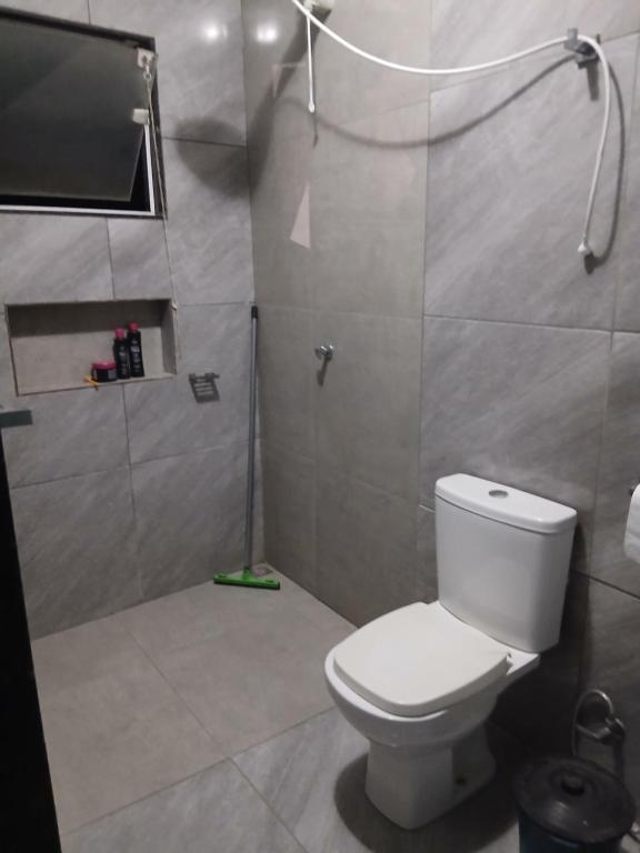 a bathroom with a toilet and a shower at Kiko Schettino in Angra dos Reis