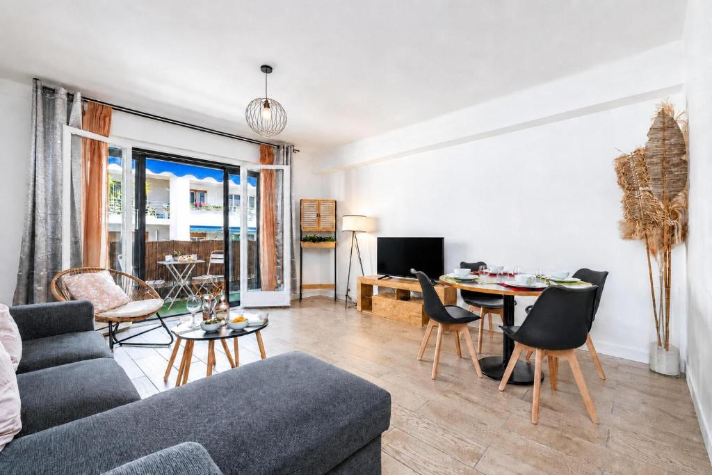 2 Bedrooms Antibes Center, Balcony - Happy Rentals