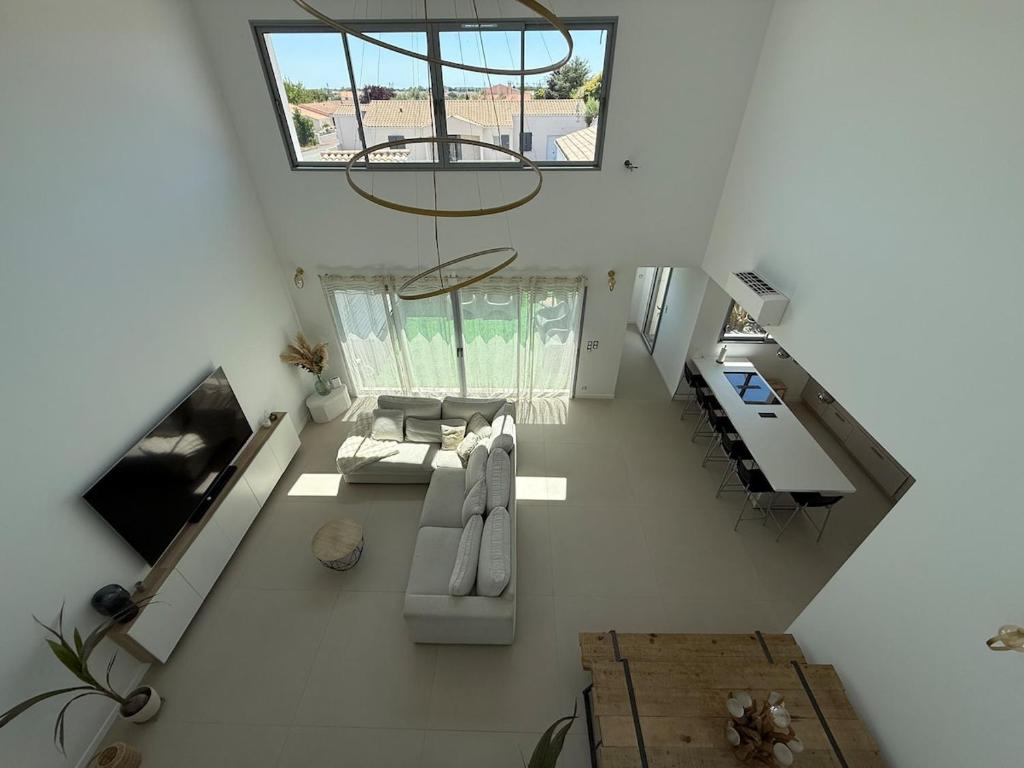 an overhead view of a living room with a couch at Maison des Oliviers in Puilboreau