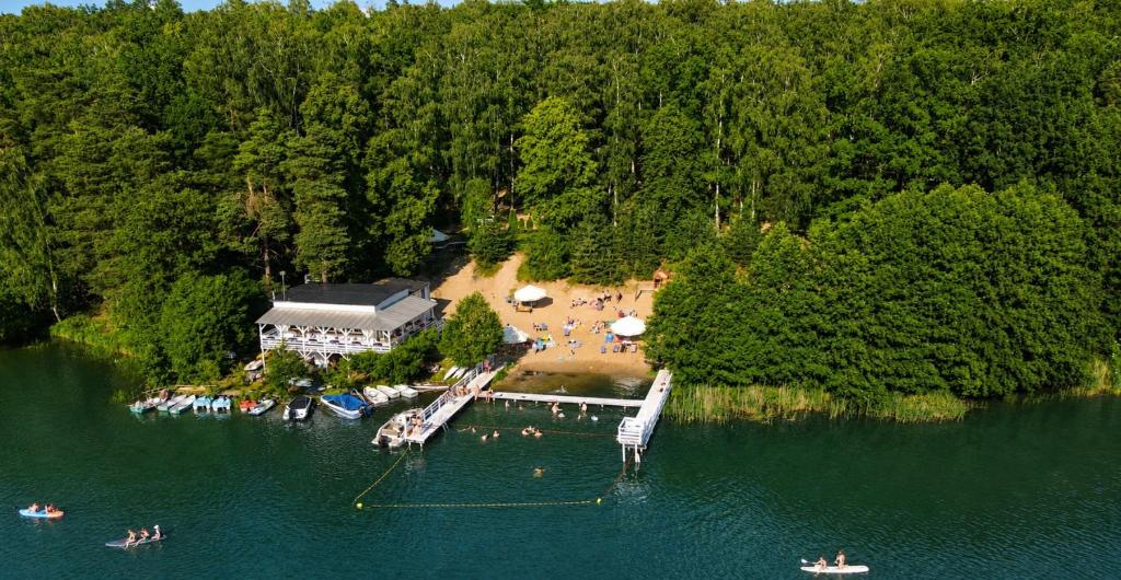 eine Luftaufnahme eines Hauses auf einer Insel im Wasser in der Unterkunft Nova Mazury in Święta Lipka