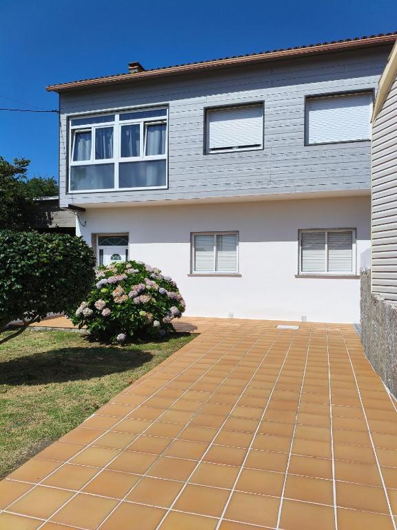 a house with a driveway in front of it at Casa O Con in O Grove