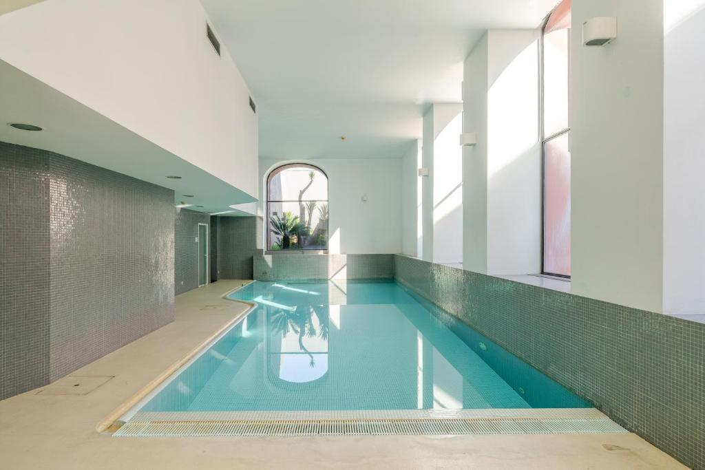 Stylish Open-Plan Flat with Swimming Pool by HostWise