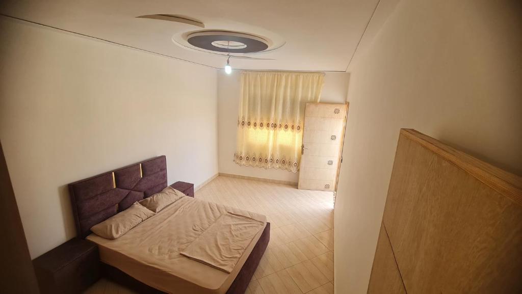 a small bedroom with a bed and a window at Appartement propre in Saïdia