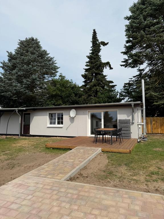 a house with a picnic table in front of it at Strandhaus Störtebeker in Koserow