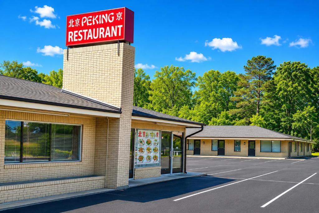 a fast food restaurant with a sign on top at Williamston Inn NC Near Greenville US 64 in Williamston