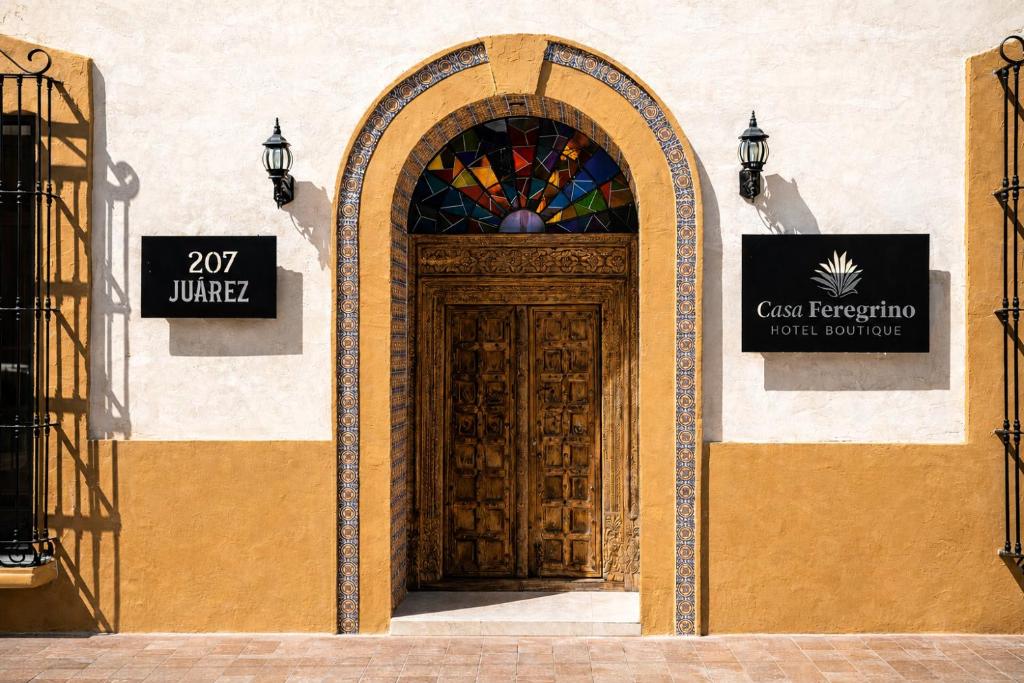 an entrance to a building with a wooden door at Casa Feregrino Hotel Boutique in Cuatrociénegas de Carranza
