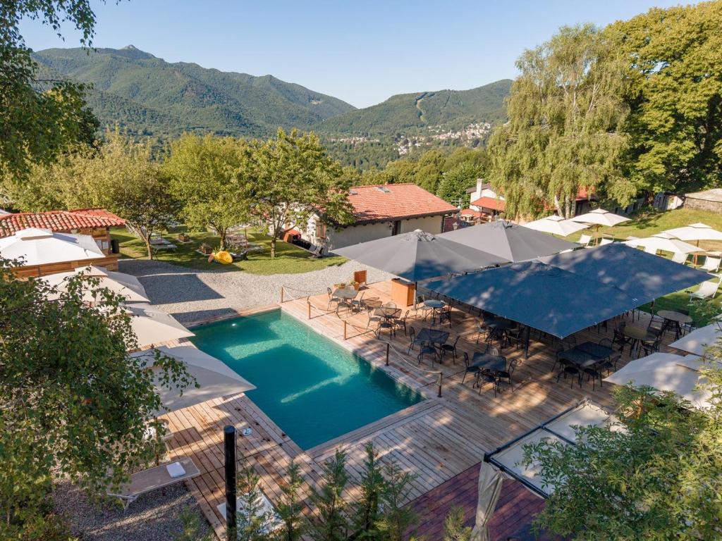 an aerial view of a house with a swimming pool at Agriturismo La Nevera in Lanzo dʼIntelvi