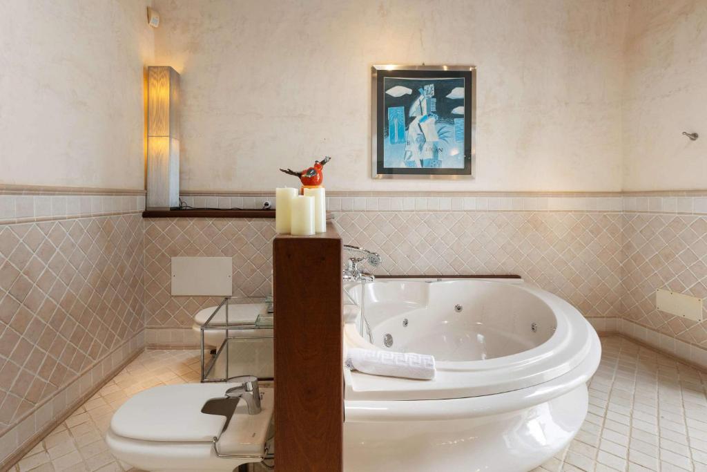 un baño con bañera y WC en Villa Muller by Bayside - The Fountain of Silence, en Tías