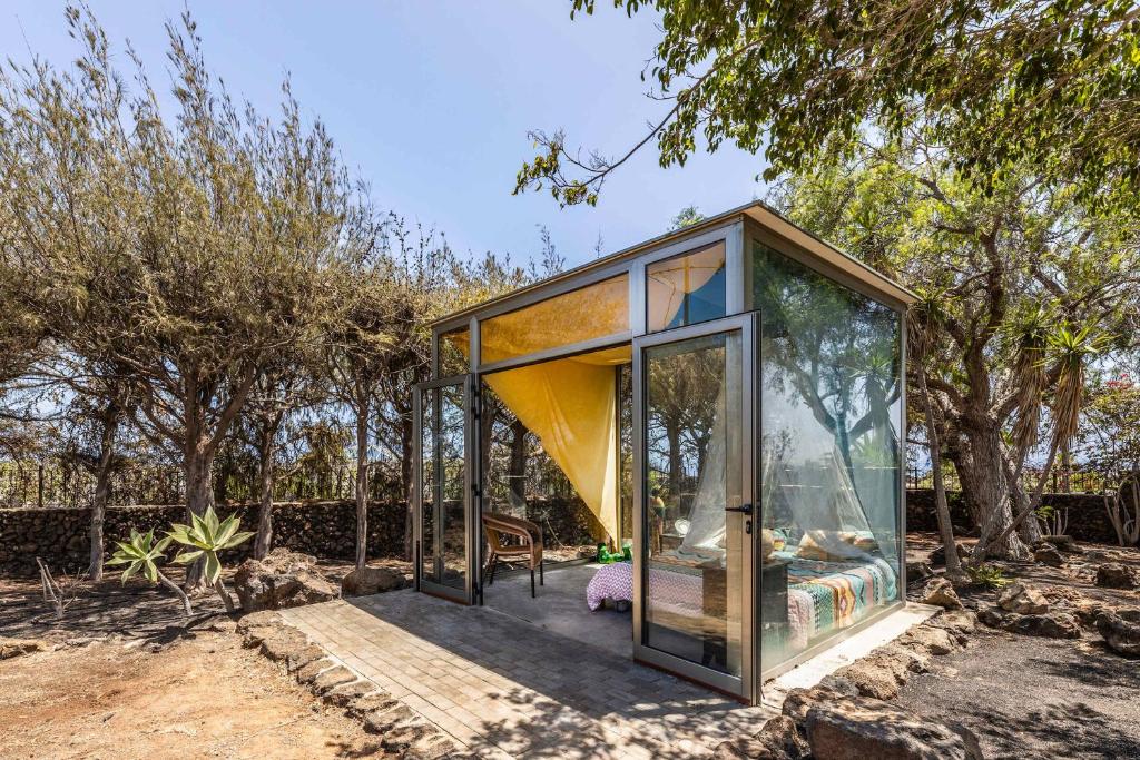 una casa de cristal en un jardín con árboles en Villa Muller by Bayside - The Fountain of Silence, en Tías