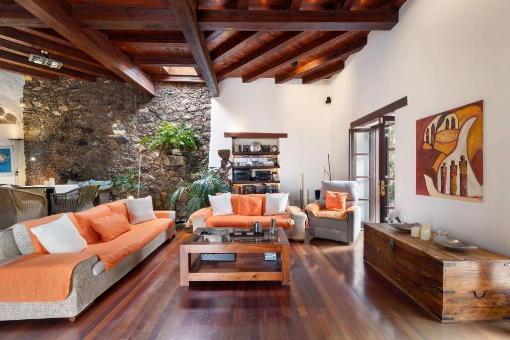 una sala de estar con dos sofás y una mesa en Villa Muller by Bayside - The Fountain of Silence, en Tías