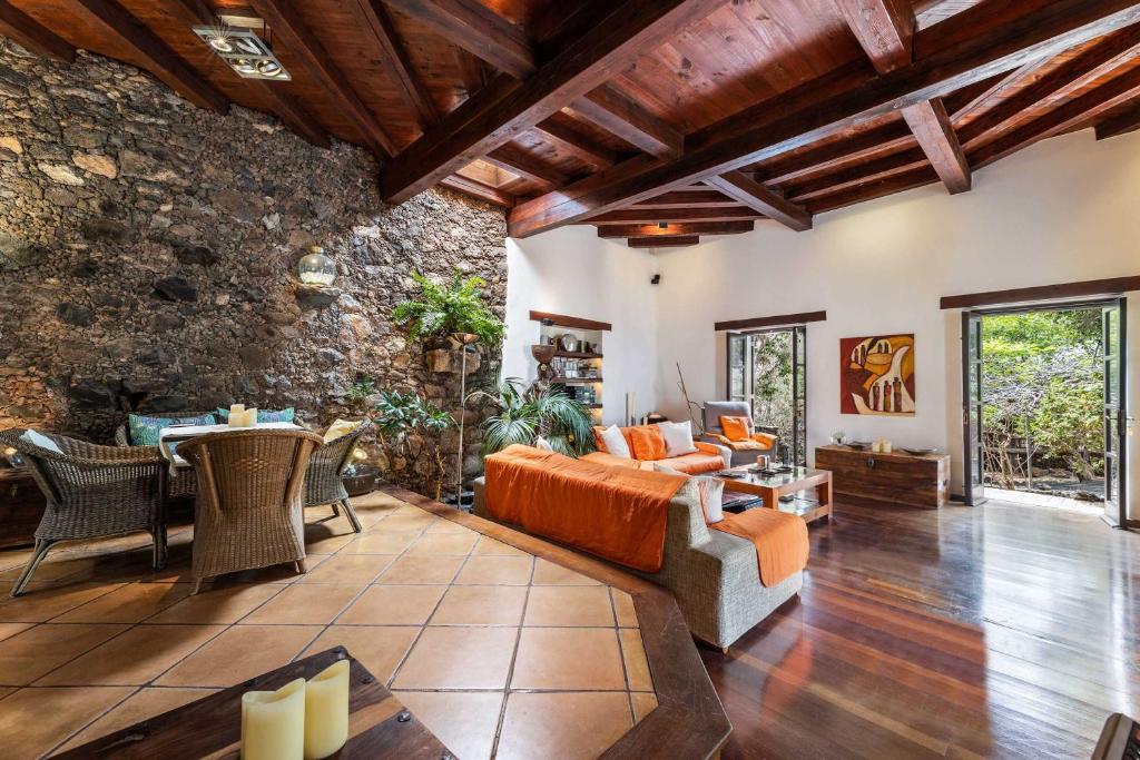 una sala de estar con un sofá y una mesa en Villa Muller by Bayside - The Fountain of Silence, en Tías