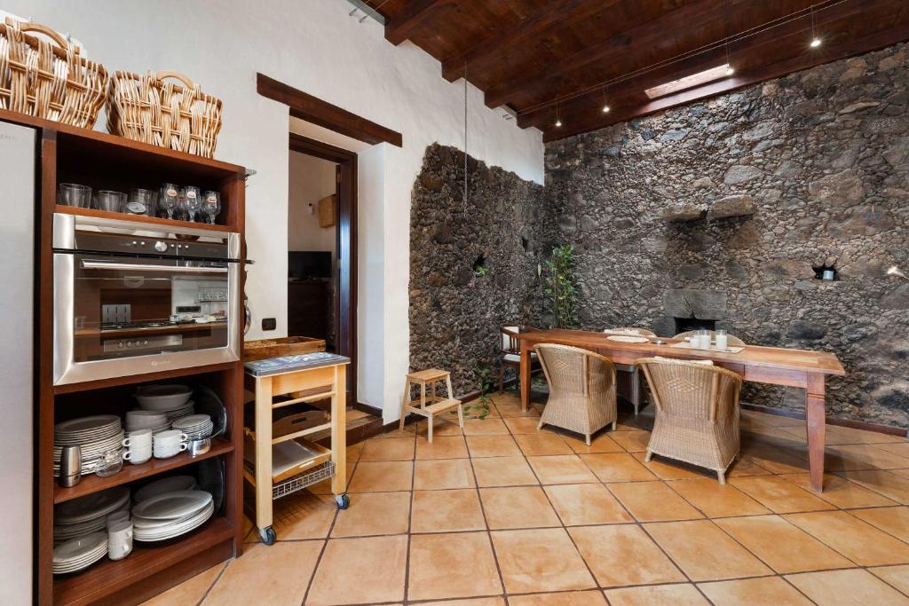 Una cocina o zona de cocina en Villa Muller by Bayside - The Fountain of Silence