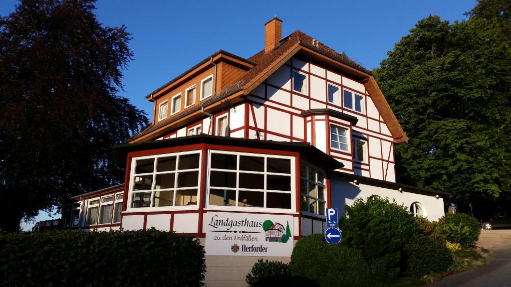 una casa con una gran ventana en el lateral en Landgasthaus Zu den Erdfällen, en Bad Pyrmont