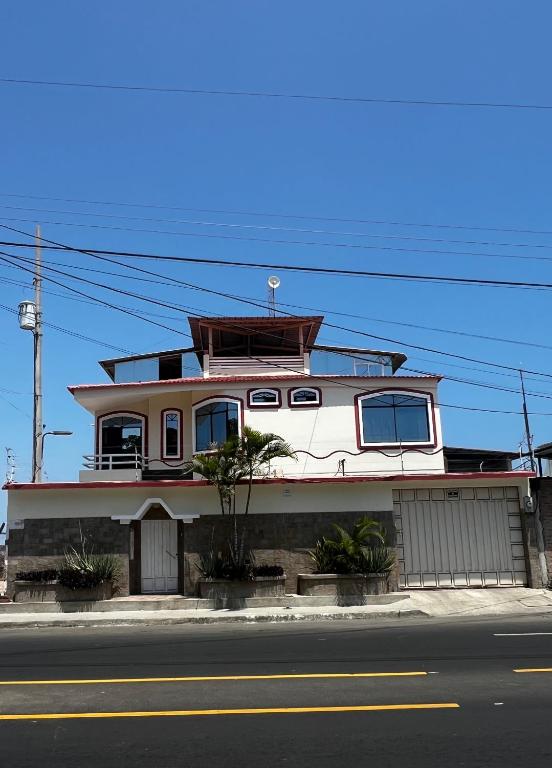 a building on the side of a street at Habitación Mantarraya in Manta