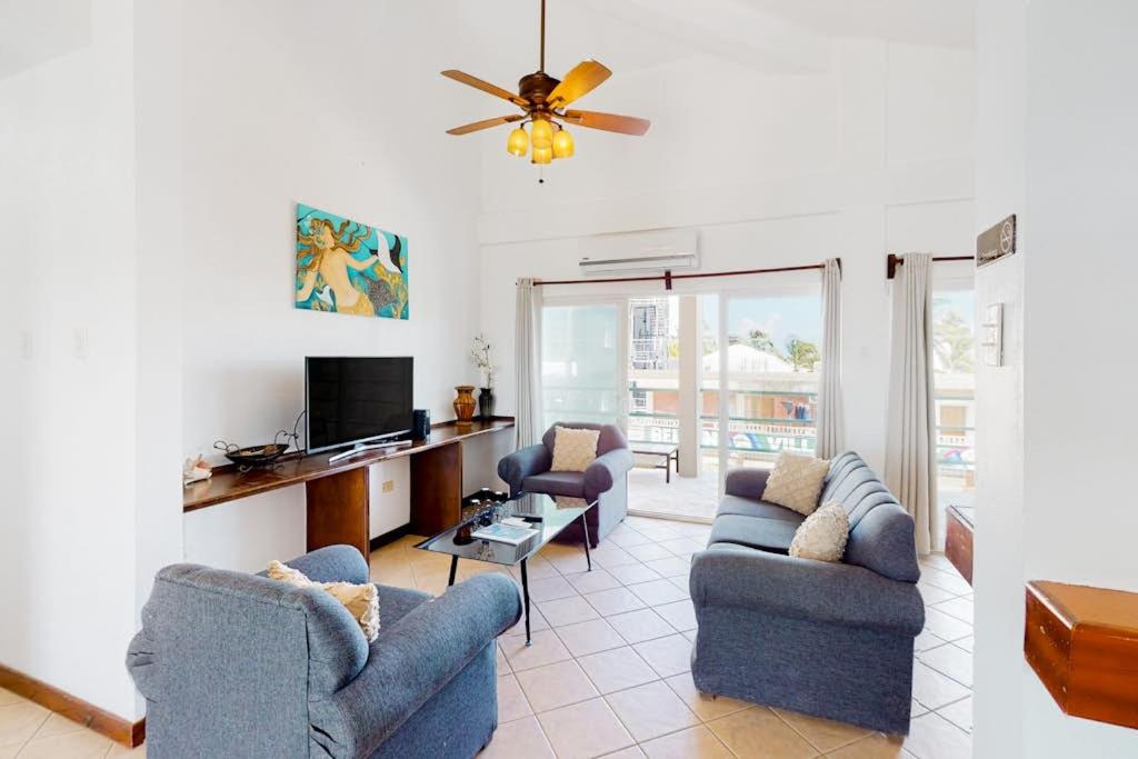 a living room with two chairs and a tv at Mara Laguna I301 in San Pedro