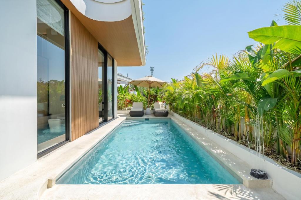 an infinity pool in the backyard of a villa at Ardhana Villas - Luxury Pool Stay with Scenic Views in Ungasan