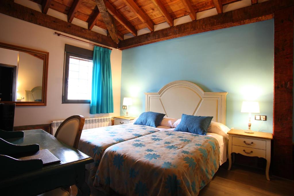 1 dormitorio con cama, escritorio y espejo en Douris Temple, en Soria