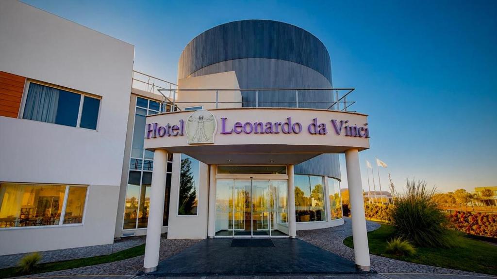 a hotel welcome sign in front of a building at Hotel Leonardo Da Vinci in Añelo