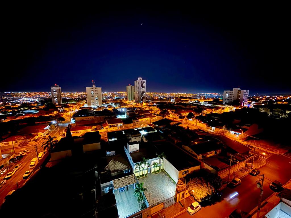 a city skyline at night with buildings and lights at Apartamento com vista Jd Higienopolis in Bauru