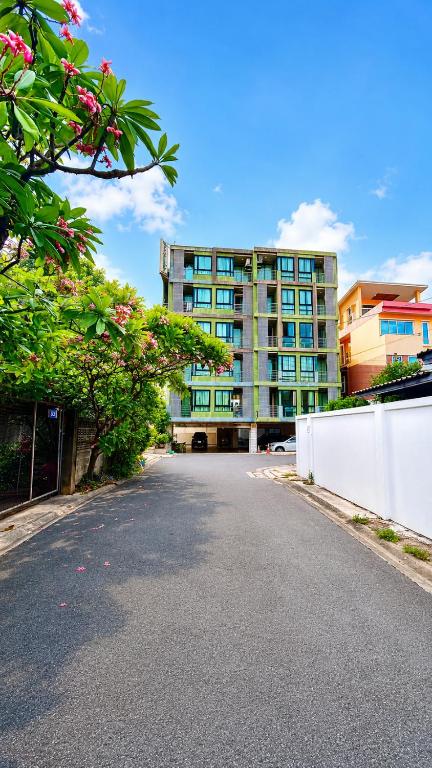 an empty street in front of a building at Peaberry Place - พีเบอร์รี่เพลส in Ban Zong Katiam