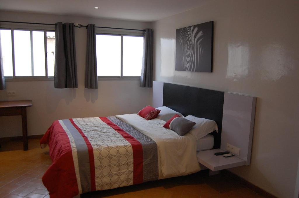 1 dormitorio con 1 cama y TV. en Maison d'hôtes Opanoramic, en Dakar